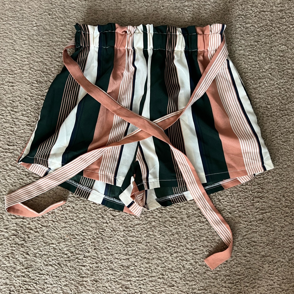 Multicolor striped elastic shorts